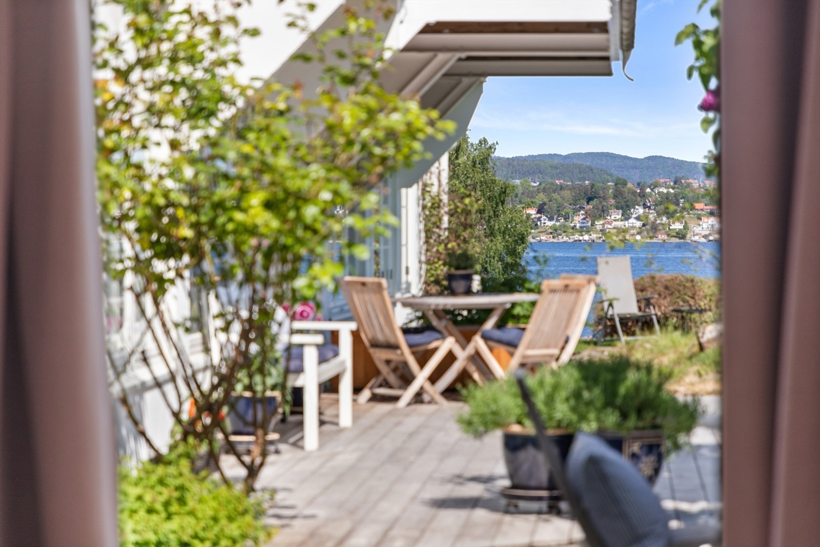 Terrasse og uteområde utenfor soverom 1. Galleribilde