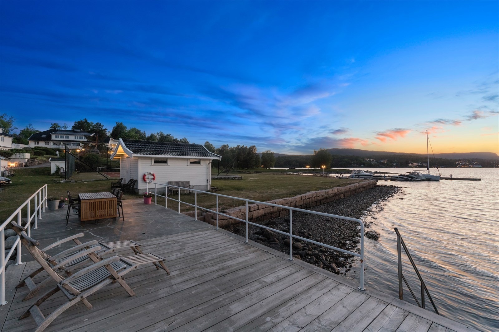 Stor tomt på ca. 11 mål med plenarealer og flotte beplantninger. Galleribilde