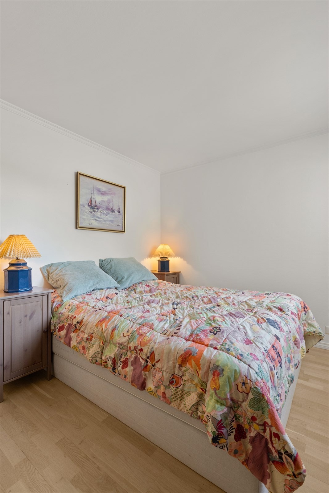 Leilighetens 2. soverom er i likhet med hovedsoverommet, lyst og innbydende med store vindusflater. Galleribilde