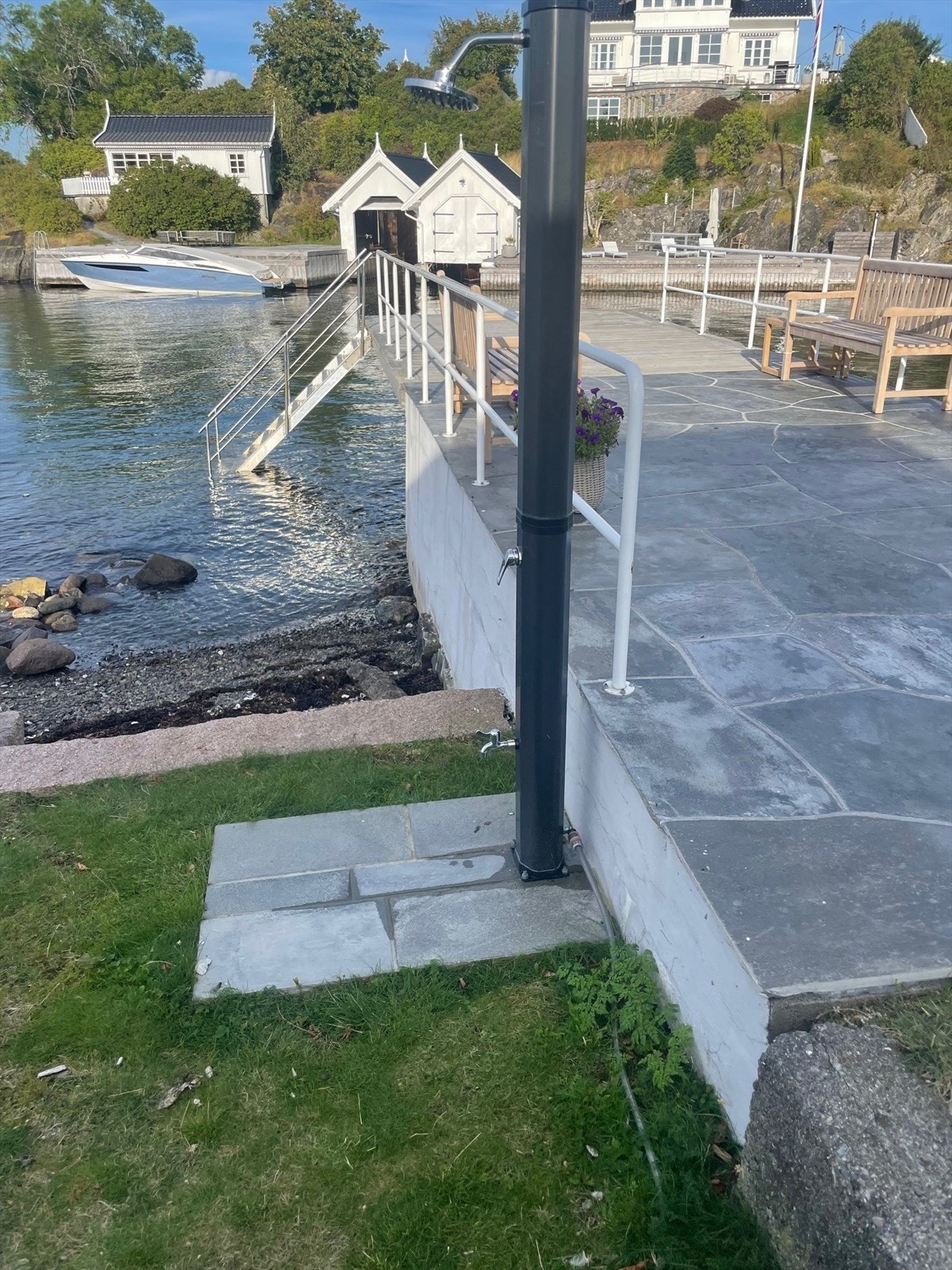 Utedusj på bryggen (selgers bilde). Galleribilde