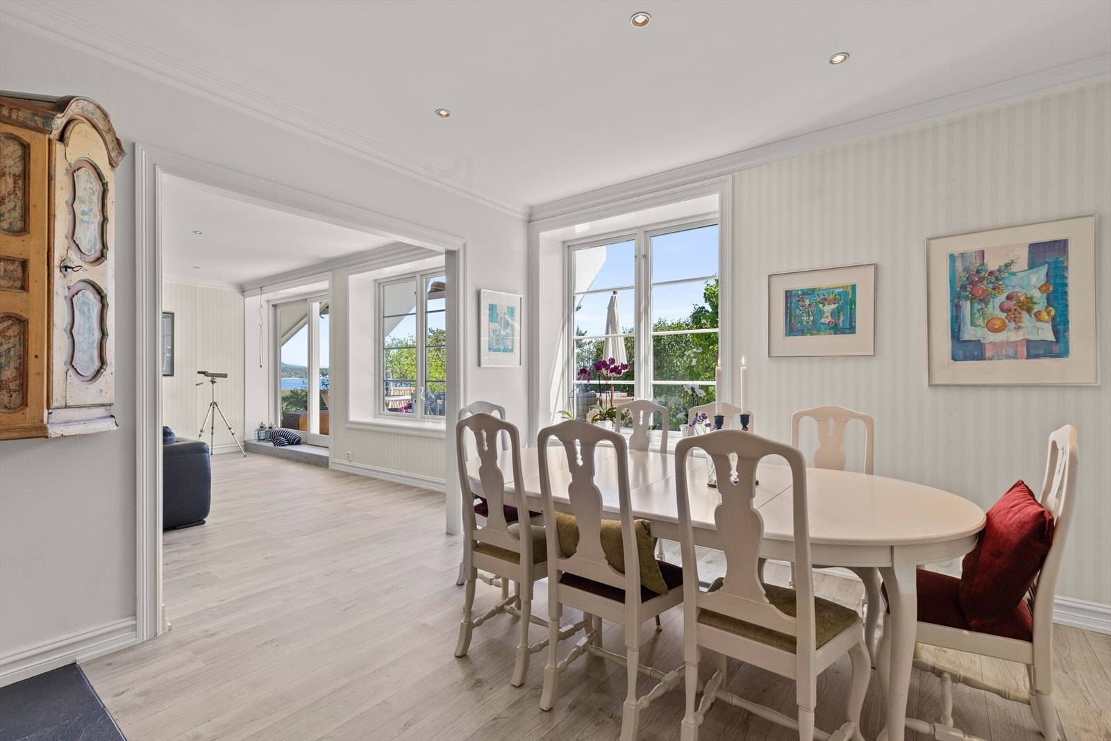 Den åpne løsningen skaper fin flyt mellom spisestuen og kjøkkenet og egner seg utmerket for både store og små selskaper. Galleribilde