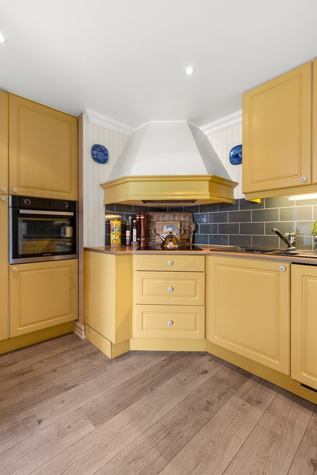 Kjøkkenet er praktisk utformet store arbeidsflater og godt med oppbevaringsplass i under- og overskap. Galleribilde