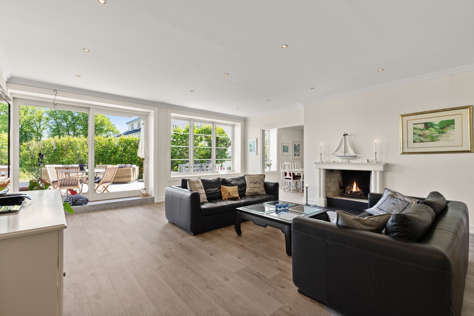 Store vindusflater som sørger for fint utsyn mot dine egne terrasseområder og sjøen. Galleribilde