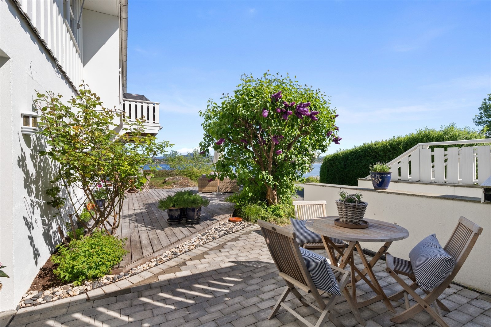 God plass til sittegrupper i naturlige soner. Galleribilde