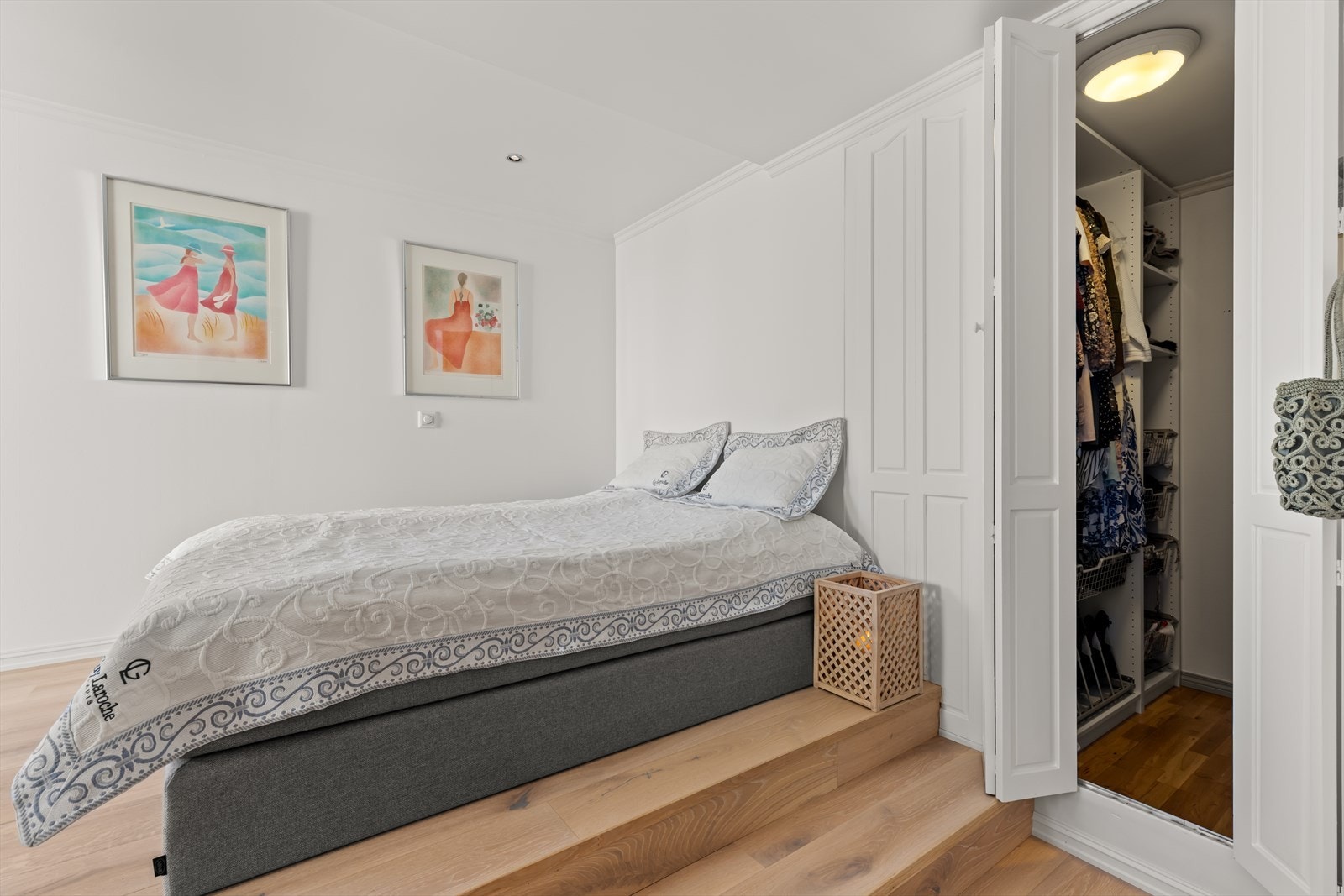 Praktisk walk in garderobe i soverom 1. Galleribilde