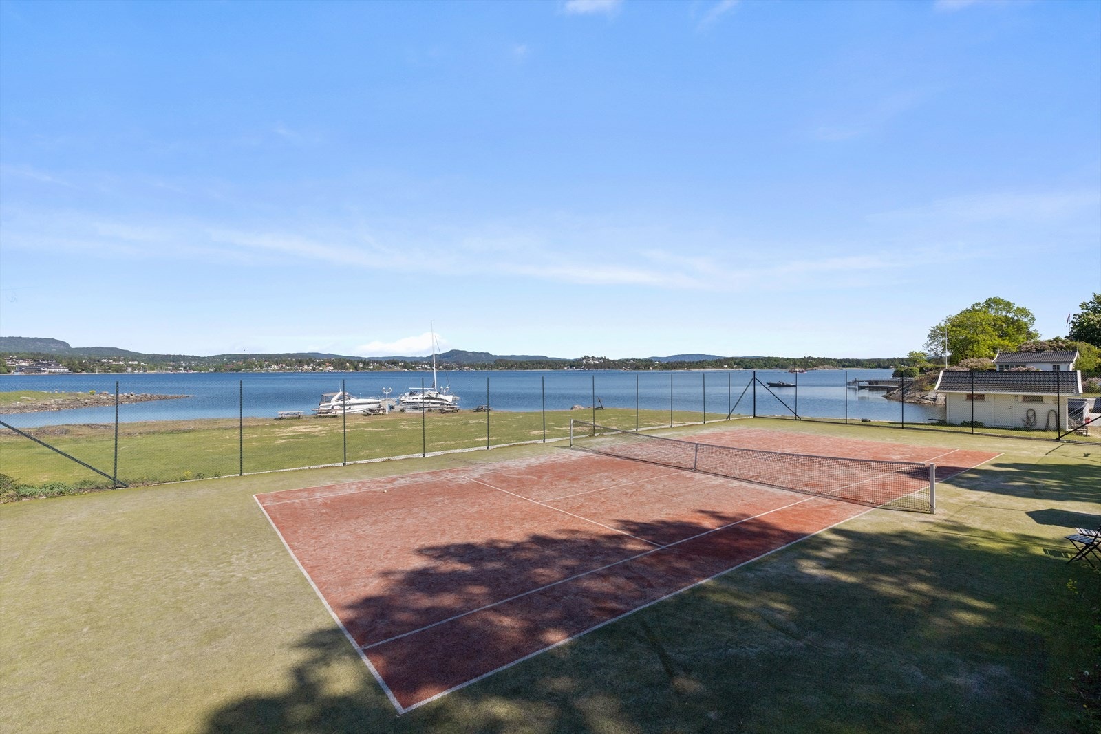 Tennisbane på sameiets eiendom. Galleribilde