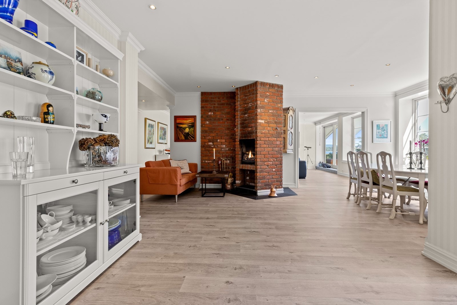 Stor og innbydende stue i åpen løsning med spisestuen og kjøkkenet. Galleribilde