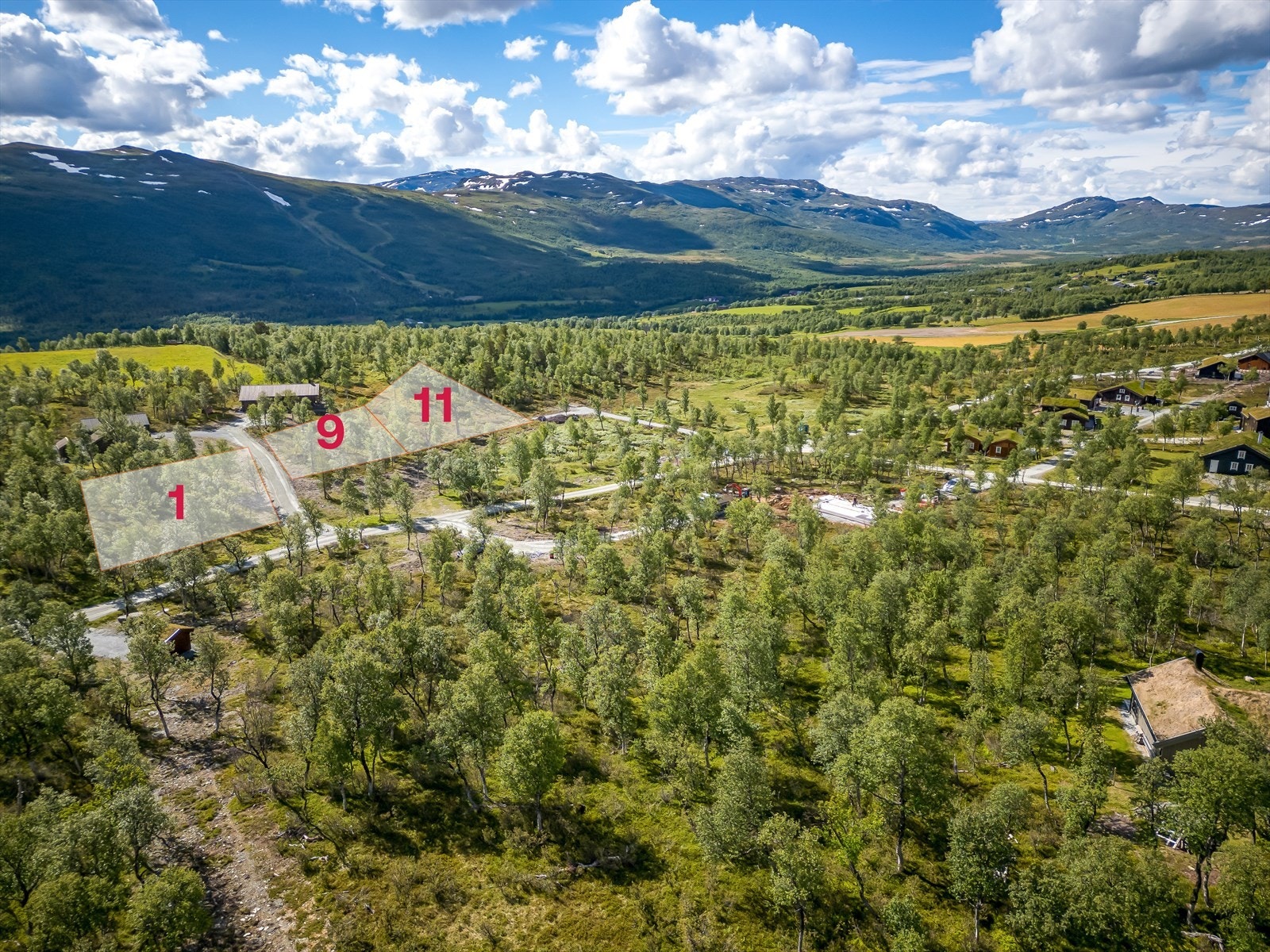 Tomtene ligger ved inngangen til Trollheimen hvor man har nydelig turterreng både for ski, sykkel og vandring i fjellet. Det er milevis med oppkjørte skiløyper i umiddelbar nærhet hvor Langtjønna er populær. Galleribilde