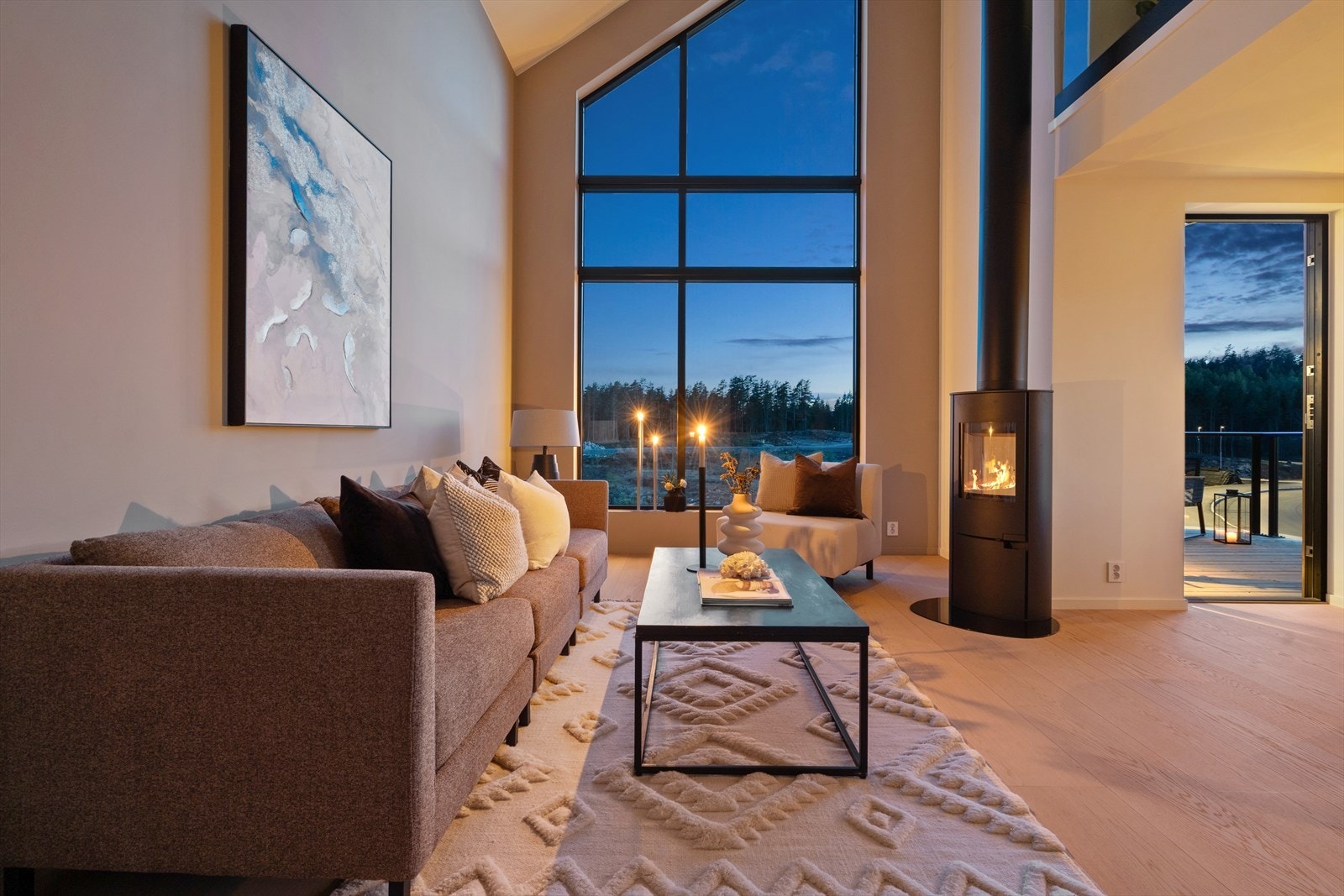 Innbydende stue med en komfortabel sofagruppe som inviterer til avslapning og hyggelige stunder med familie og venner. Galleribilde