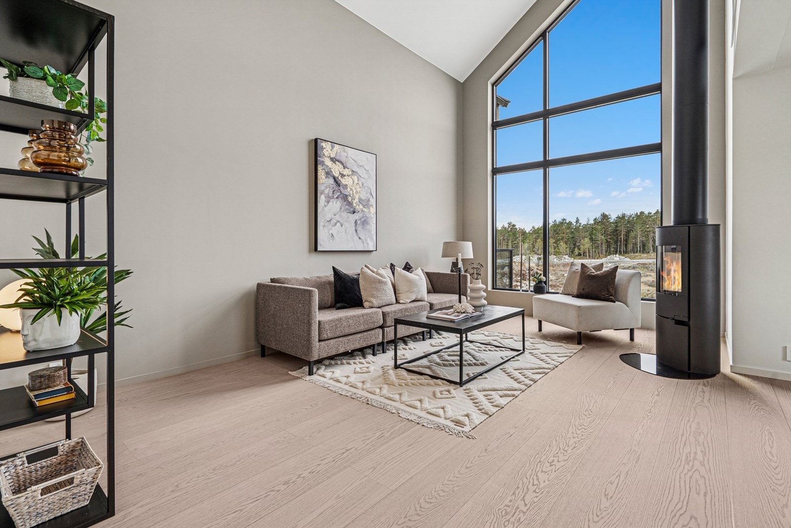 Stuens meget gode størrelse gir deg flere alternativer mtp. møblering. Galleribilde