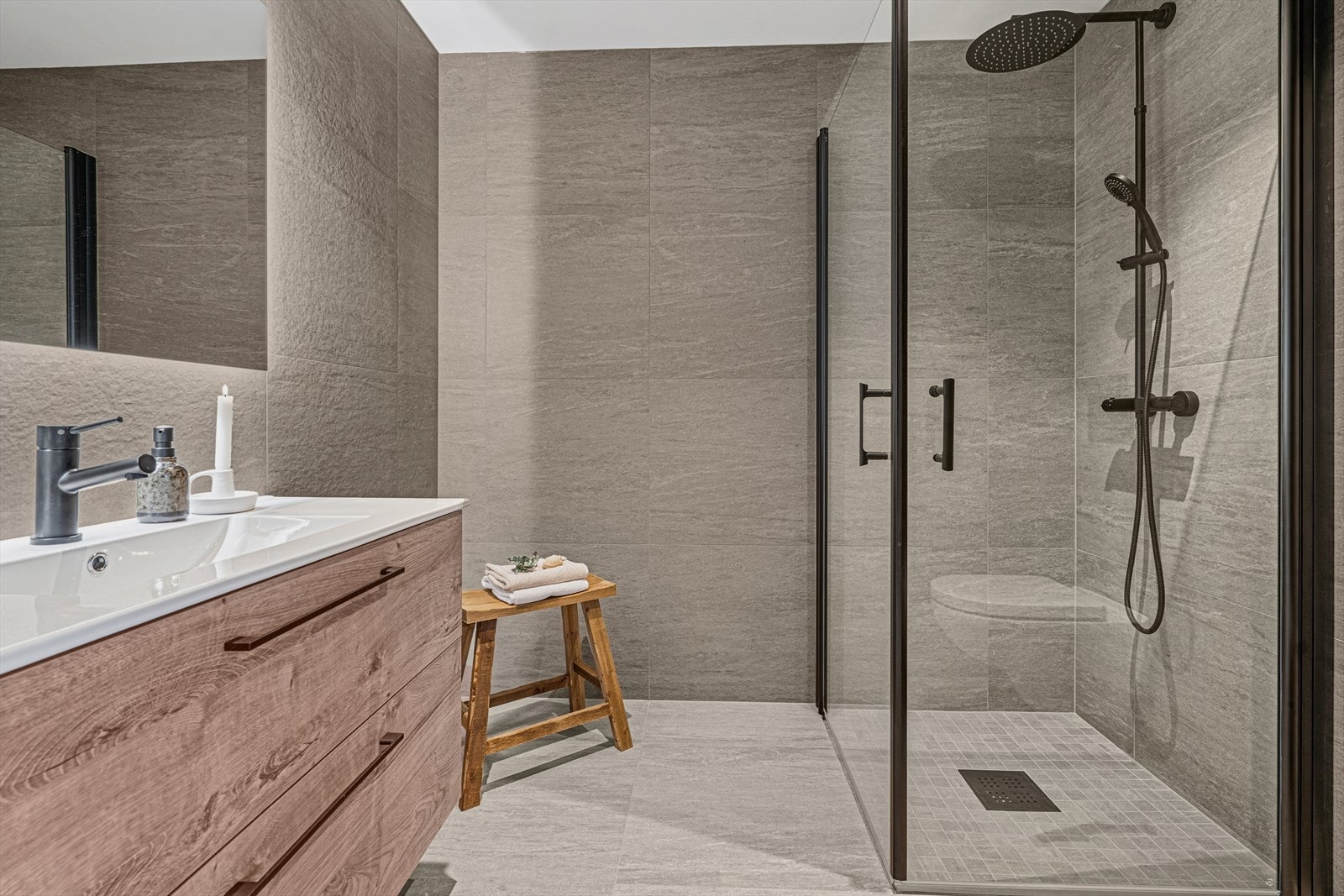 Baderom 2. etasje med dusjvegger/hjørne. Galleribilde