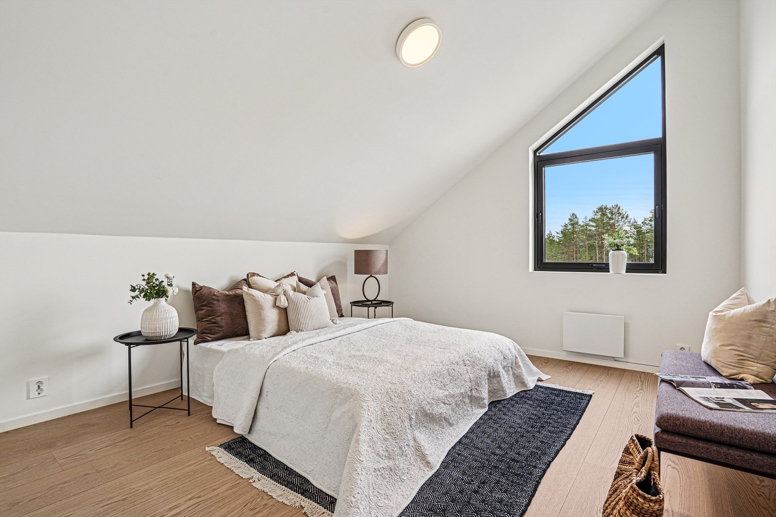 Lyst og trivelig soverom for ro og en god natts søvn. Galleribilde