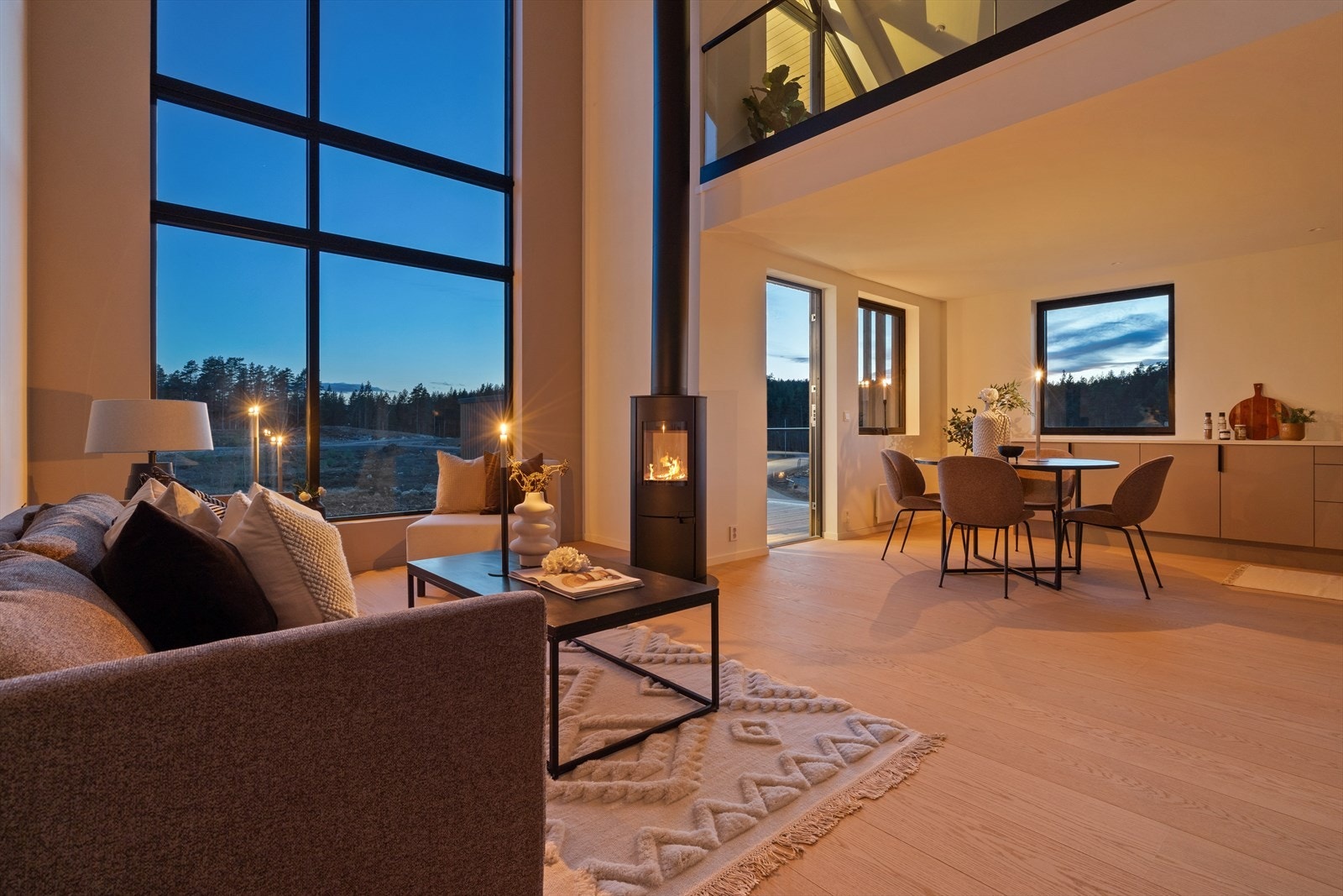 Koselig kveld i stuen, hvor mykt lys og varme toner skaper en avslappende og innbydende atmosfære. Galleribilde