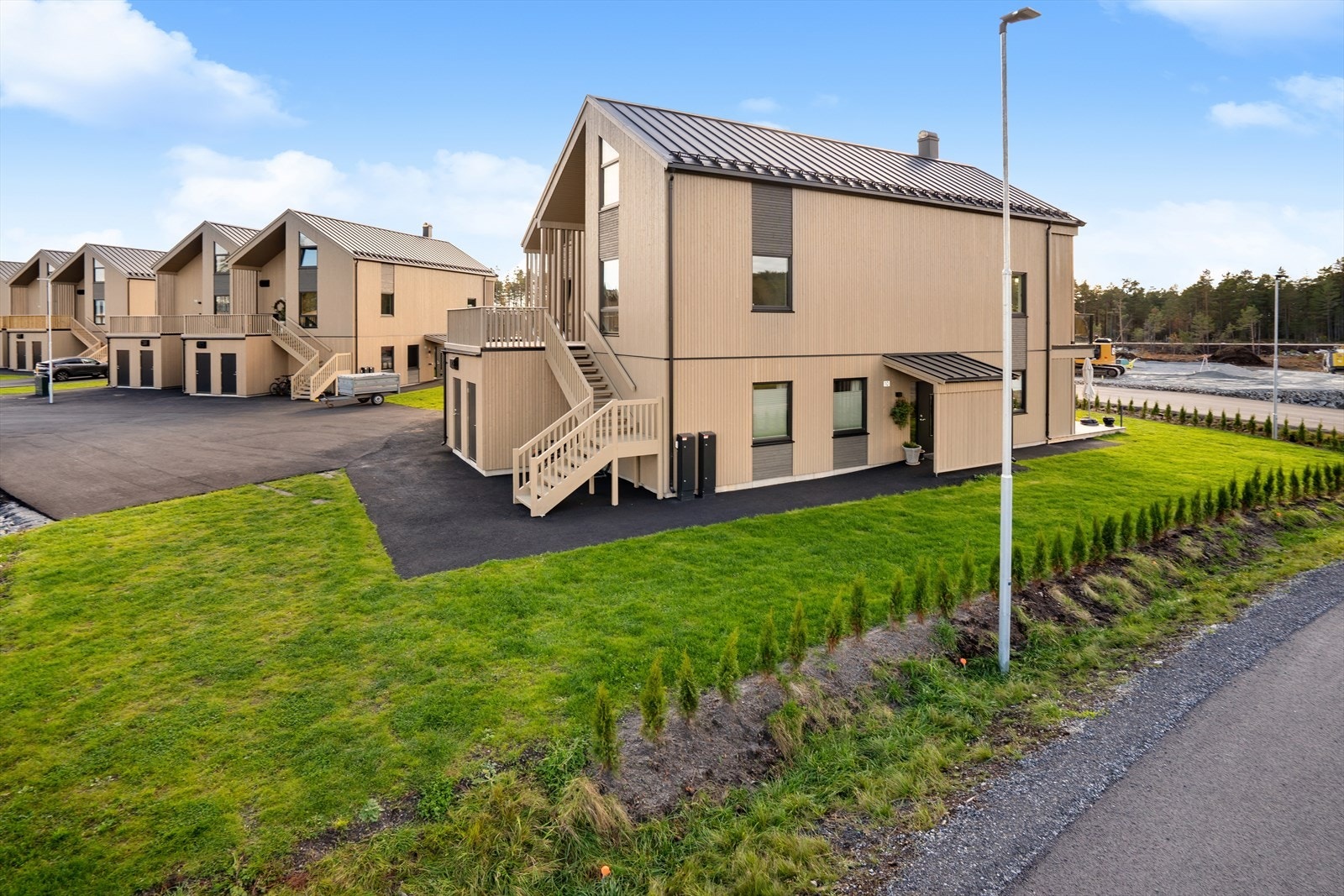 Her er det lagt stor vekt på materialvalg med høy standard og optimalisering av planløsning for å gi deg en luftig leilighet med alt tilrettelagt for en stilren og praktisk hverdag. Galleribilde