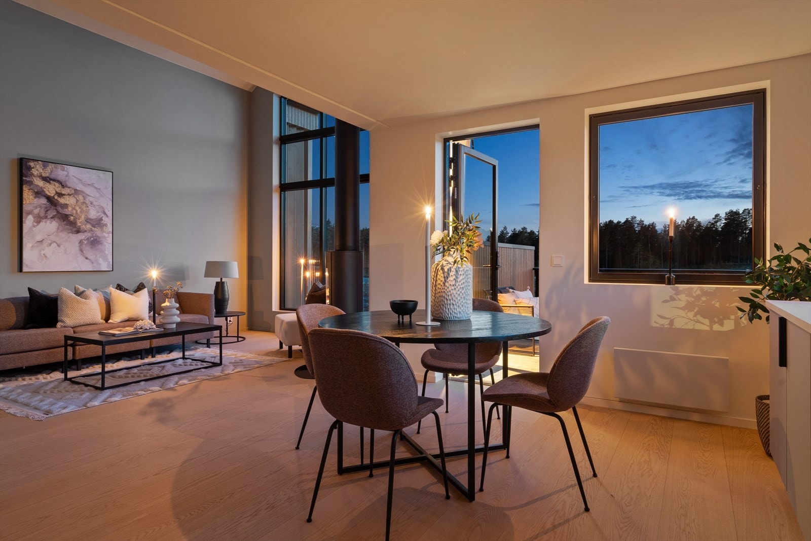 Her er det rikelig plass til et spisebord, perfekt for både matlaging og hyggelige måltider med familie og venner. Galleribilde