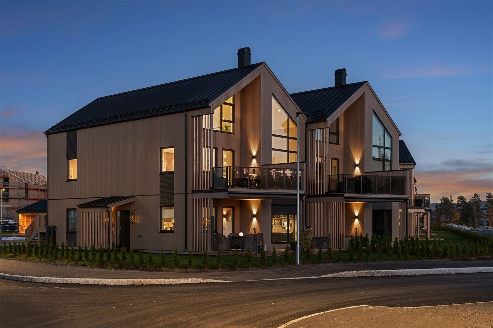 Et meget populært boligområde med egen matbutikk, skole og barnehage og er kjent for sine naturskjønne omgivelser og mange muligheter for friluftsaktiviteter. Galleribilde