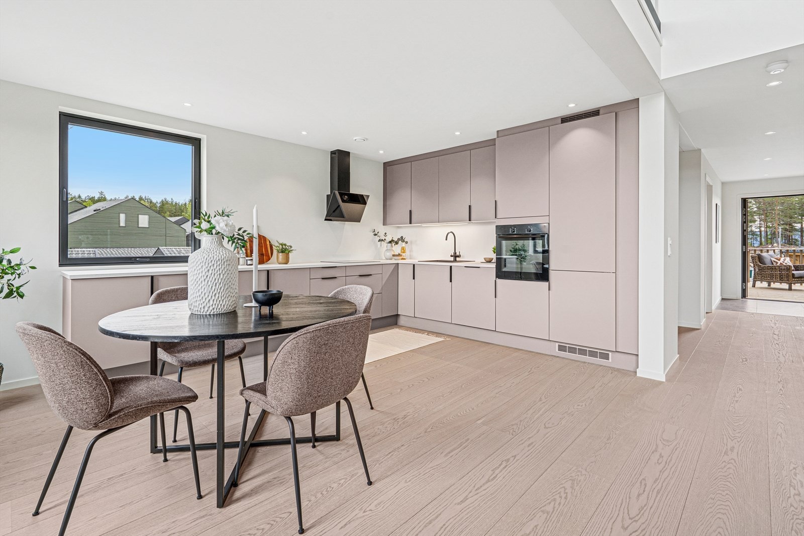 Stort kjøkken med mye skap og- benkeplass i tilknytning til stuen hvor du får plass til hele familien. Galleribilde