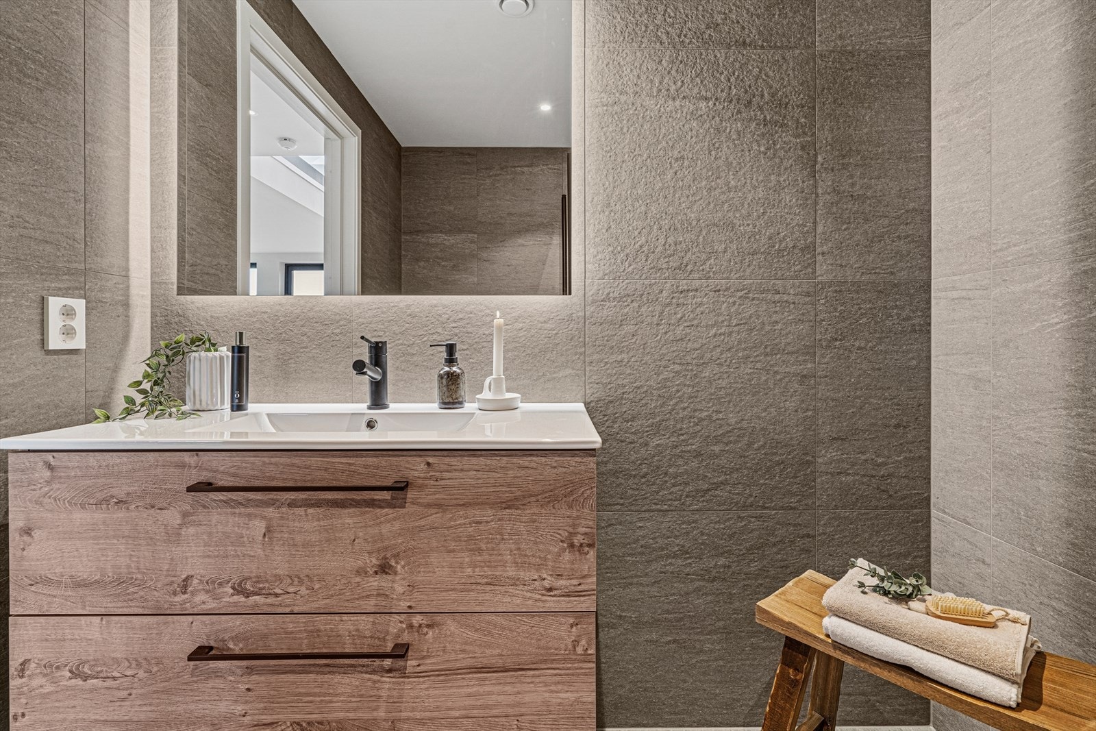 Baderomsinnredning med nedfelt servant. Galleribilde