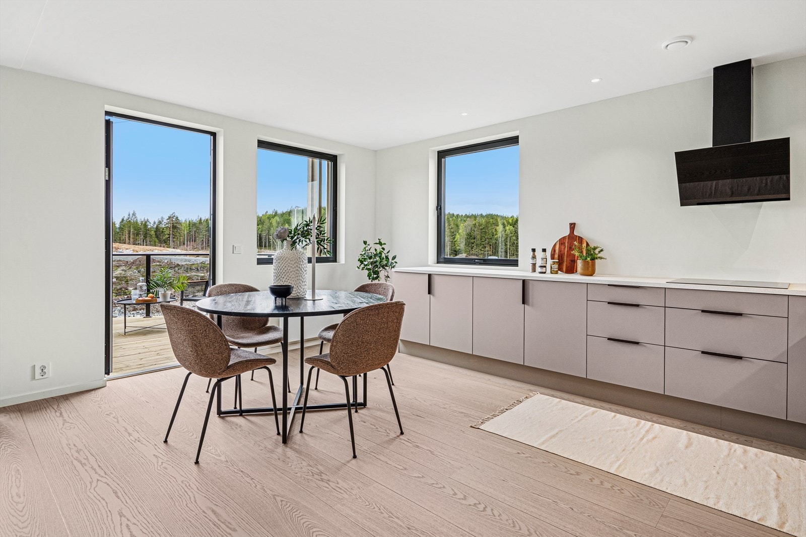 Stilren kjøkkeninnredning med glatte fronter. Galleribilde