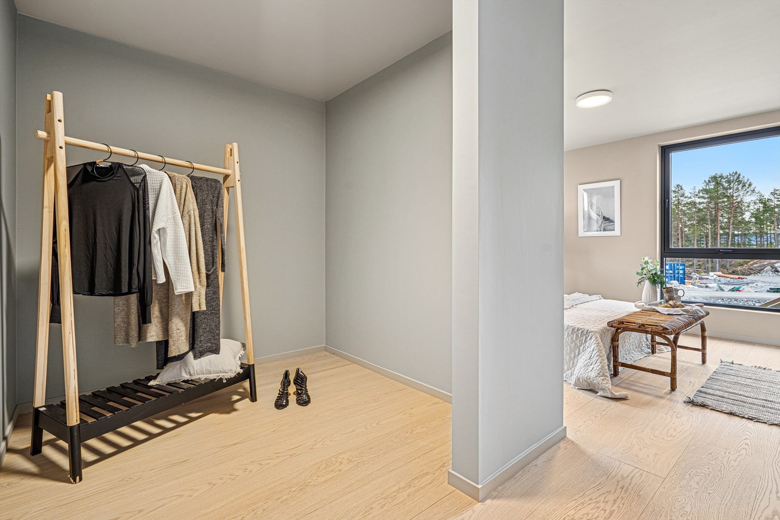 Soverom med direkte inngang til et romslig walk-in closet, som gir både komfort og praktisk oppbevaring. Galleribilde