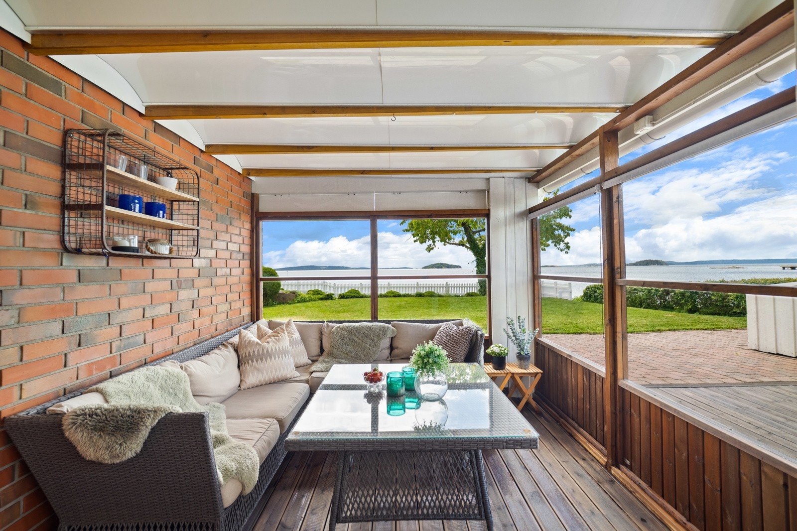 Flott skjermet og innglasset uteplass i underetasjen Galleribilde