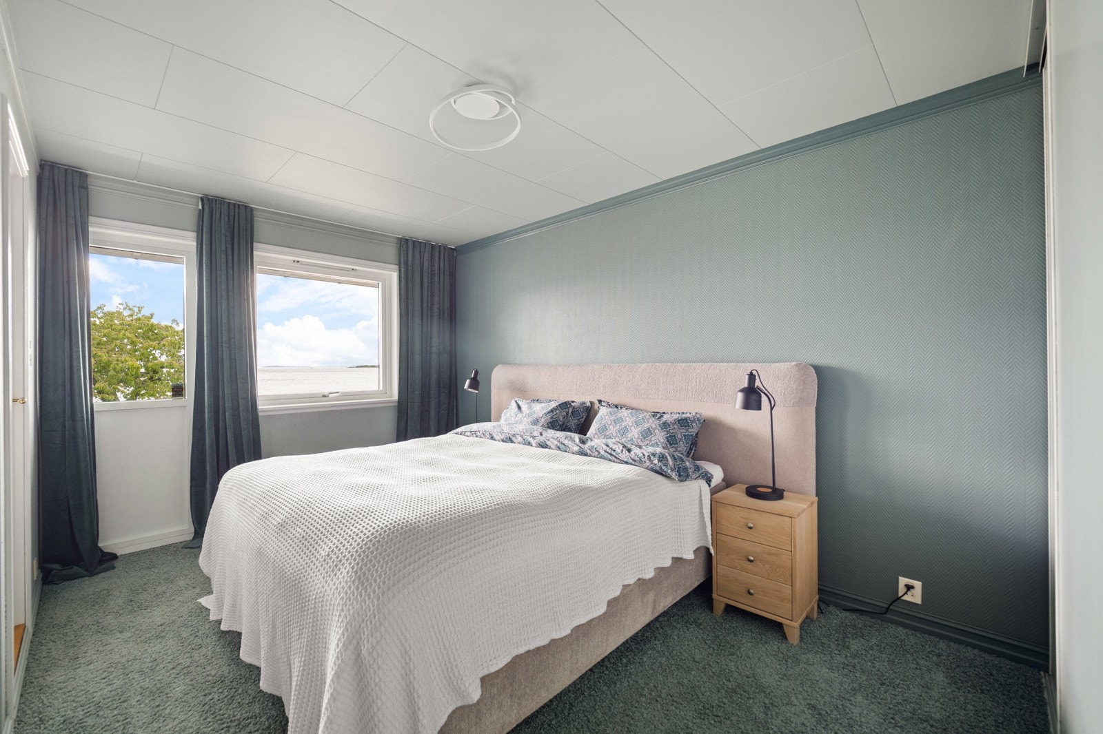 Hovedsoverom med utgang til veranda Galleribilde