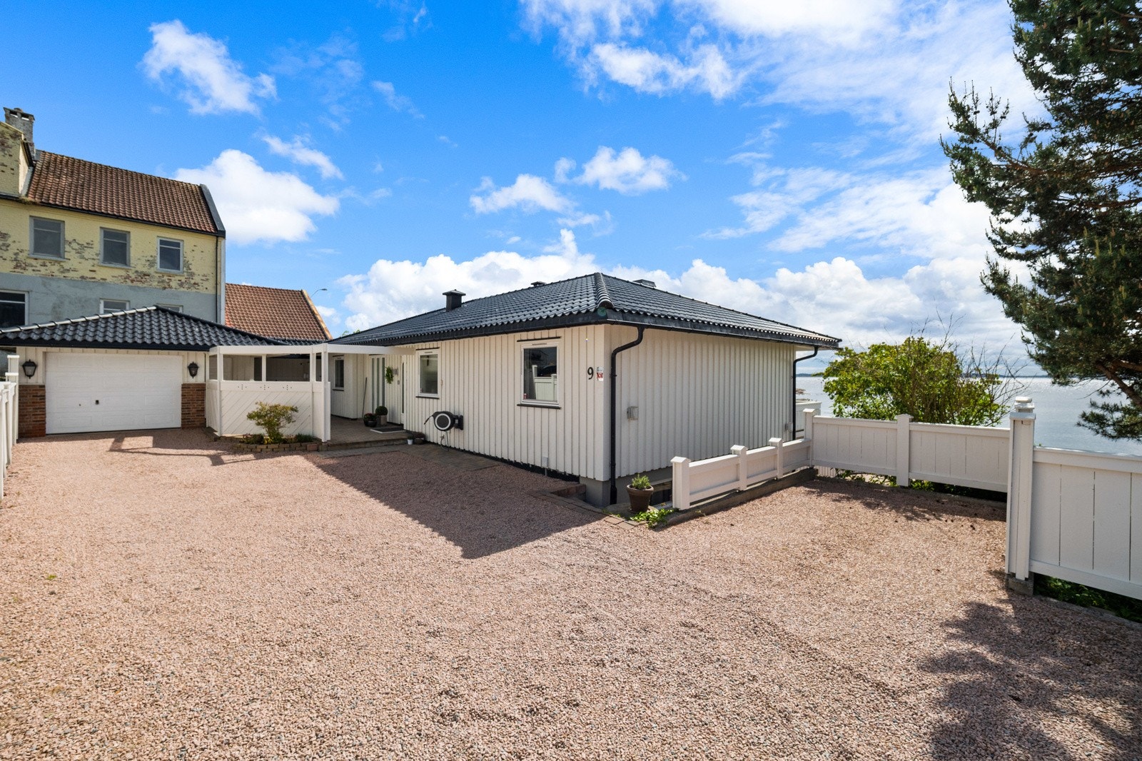 Det er en garasje samt gode parkeringsforhold på egen tomt Galleribilde