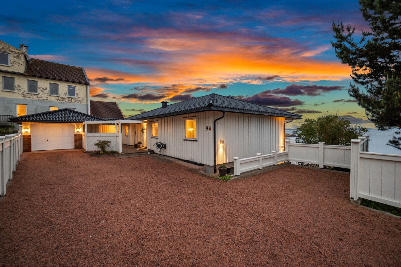 Kveldsbilde gårdsplass Galleribilde
