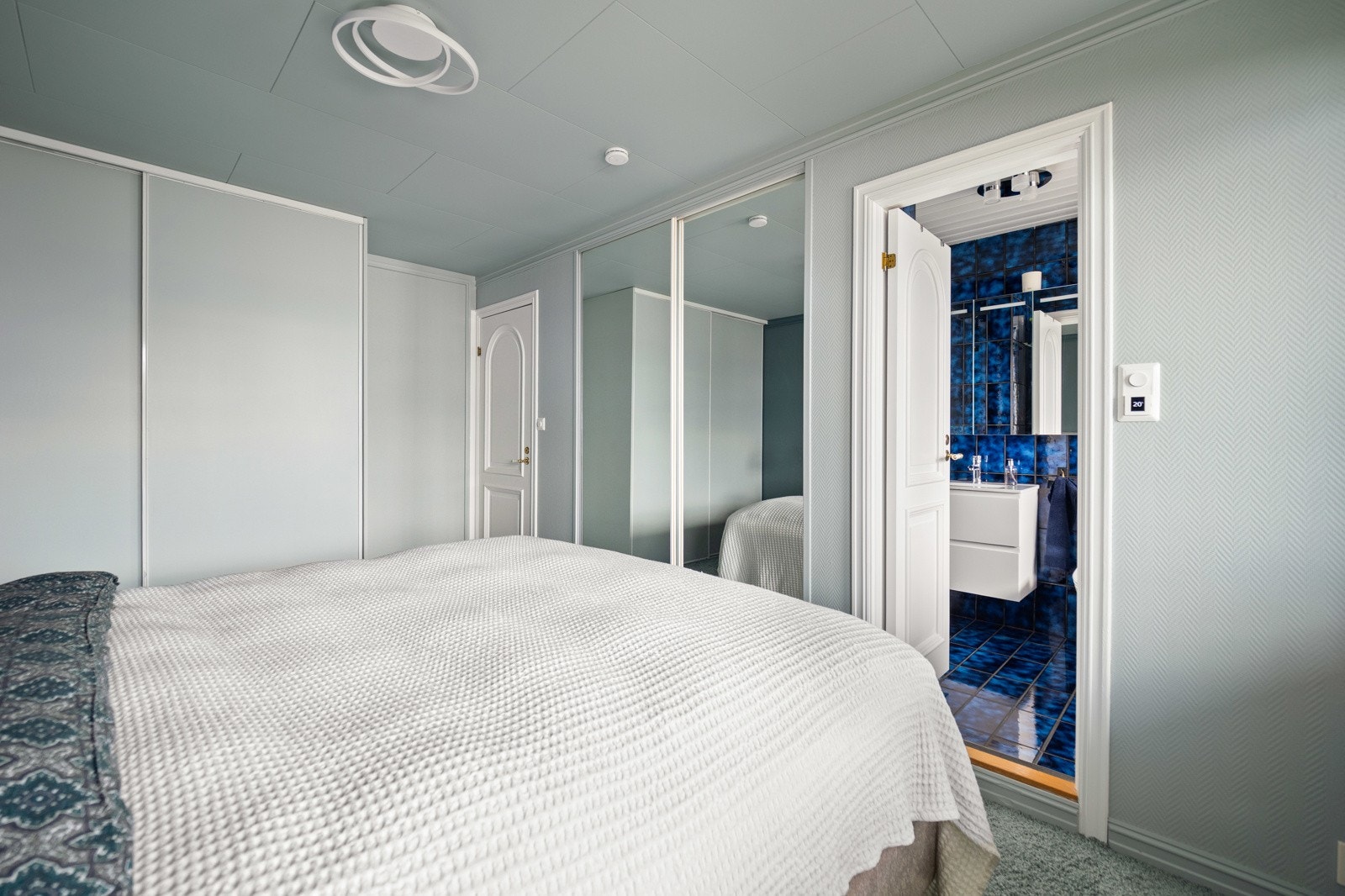 Hovedsoverommet har også eget bad Galleribilde