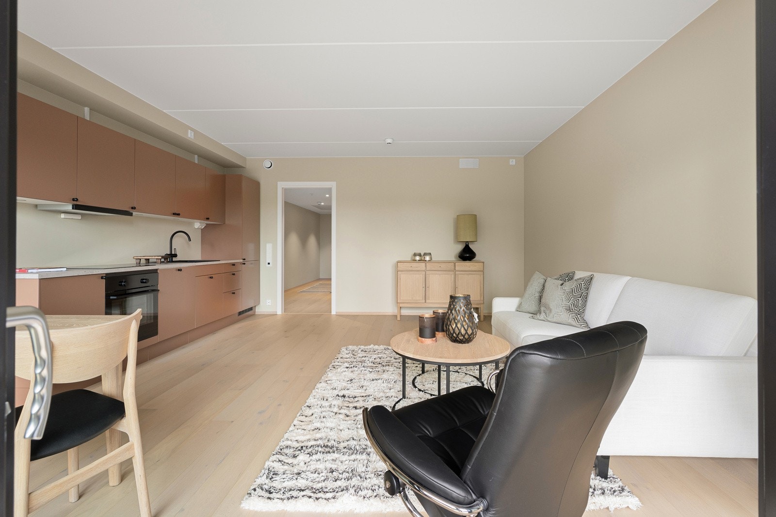 Praktisk og koselig stue som innbyr til både avslapning og sosiale sammenkomster. Galleribilde