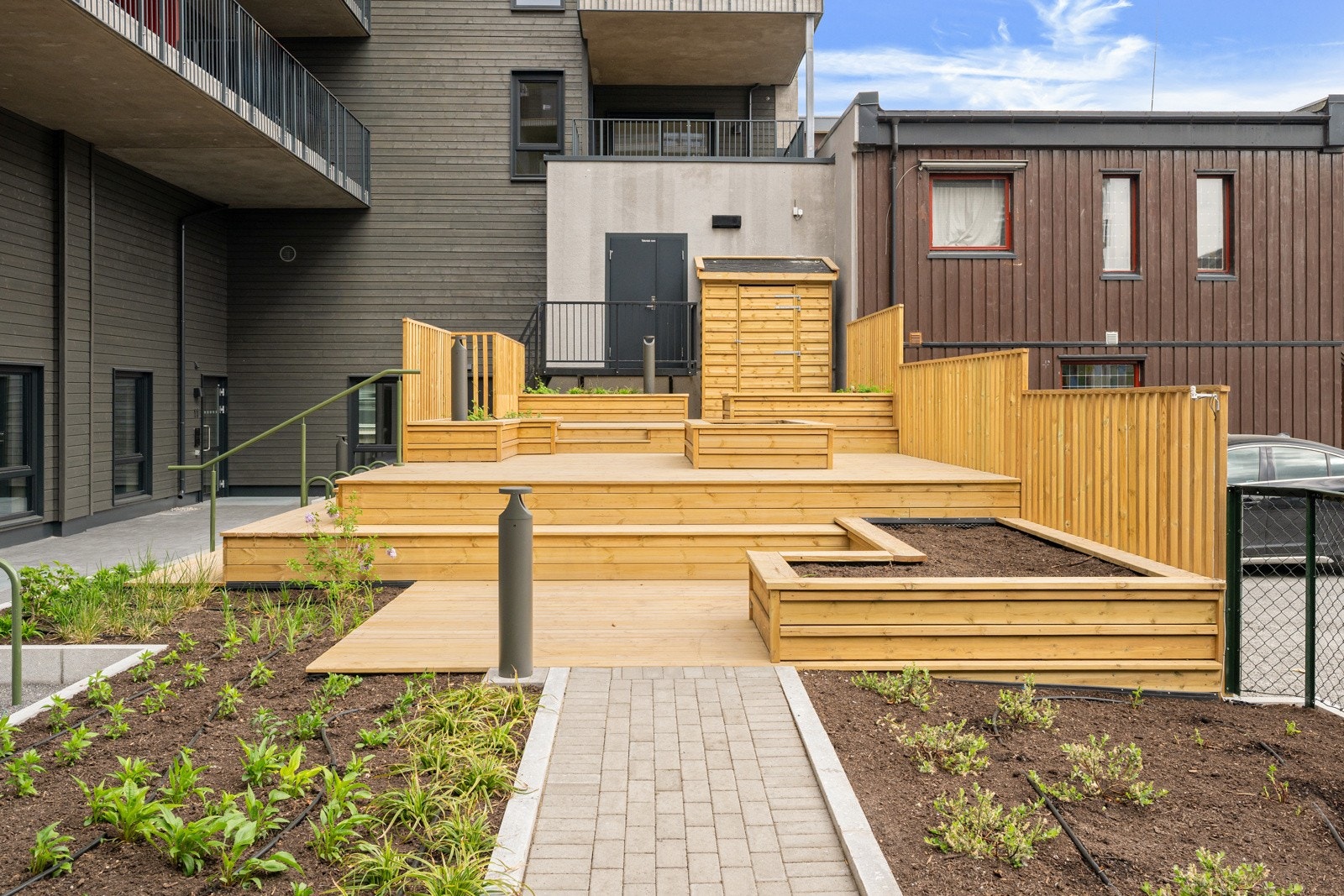 Her finner man også en sjarmerende pergola og flere soner med sittegrupper - perfekte for både avslapning og hyggelig samvær med naboer. Galleribilde