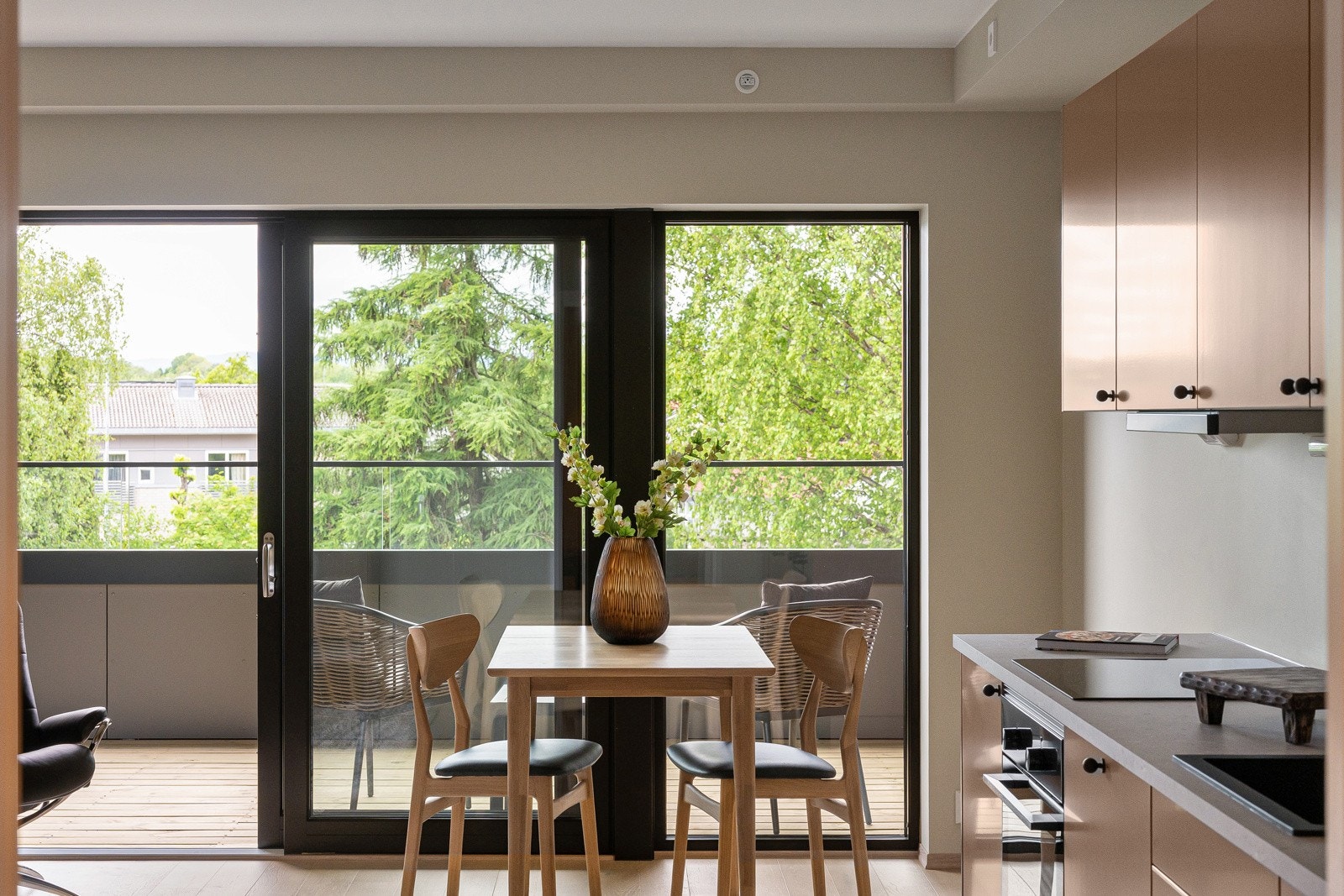 Fra stuen er det utgang til en koselig og skjermet balkong som fungerer som en naturlig forlengelse av oppholdsrommet. Galleribilde