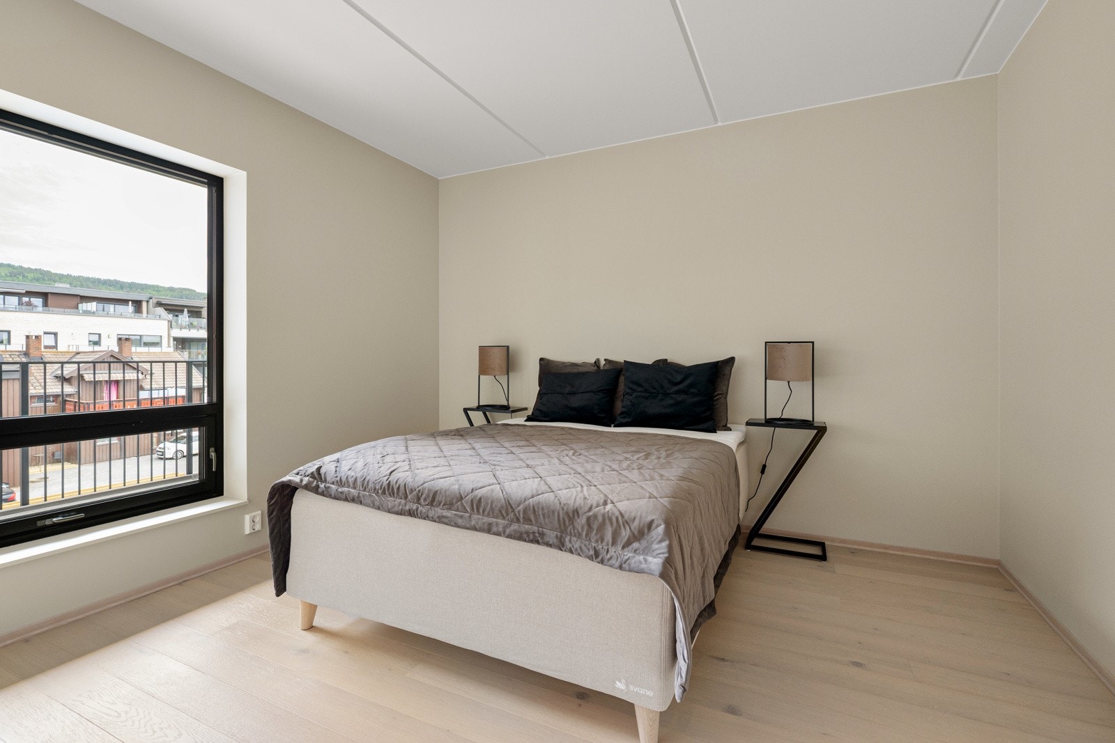 Soverommet oppleves som lunt og innbydende, og har en romslig utforming som gir god plass til både dobbeltseng, nattbord og garderobeskap. Galleribilde