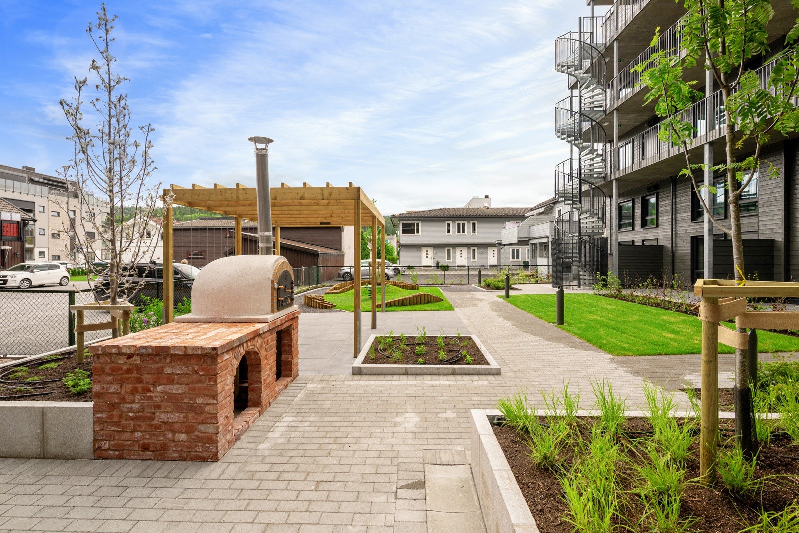 Som et ekstra pluss for beboerne er det satt opp en pizzaovn i bakgården, som gir mulighet for uformelle og smakfulle sammenkomster. Galleribilde