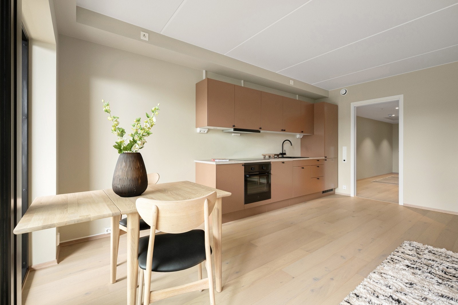 Rommet er gjennomgående lyst og trivelig, med store vindusflater som slipper inn rikelig med dagslys og forsterker rommets luftige preg. Galleribilde