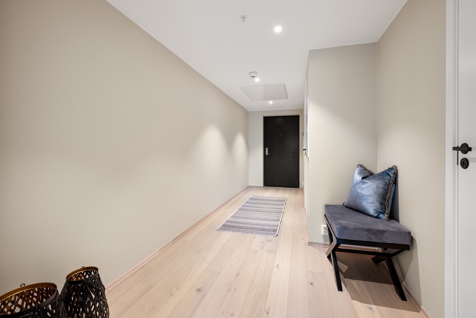 Når du trer inn, møtes du av en lys og innbydende entré med enstavs eikeparkett og delikate, kalkgrå vegger. Galleribilde