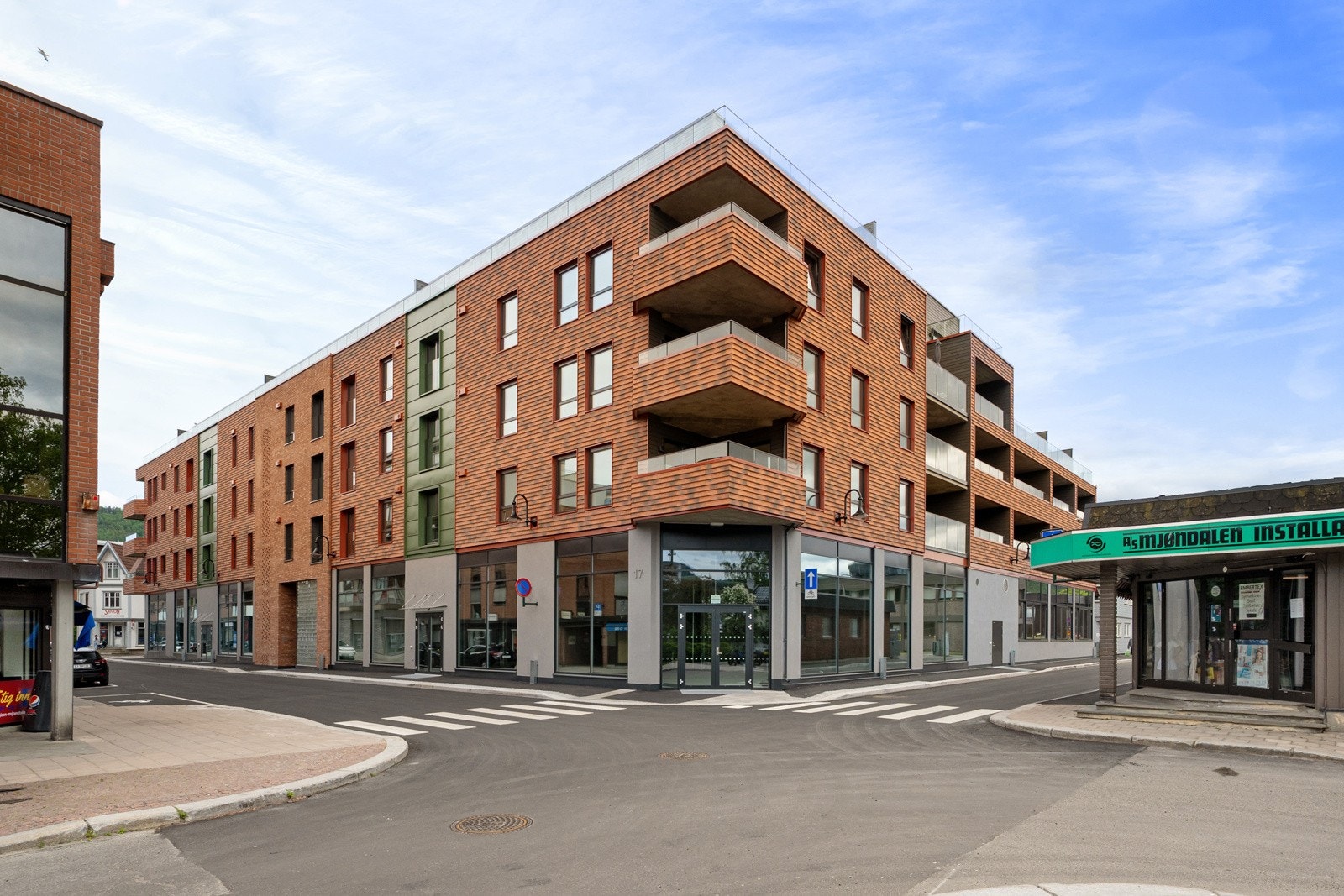 Leiligheten ligger i et populært og barnevennlig område i hjertet av Mjøndalen i Drammen kommune, med Mjøndalen kulturhus som nærmeste nabo. Galleribilde