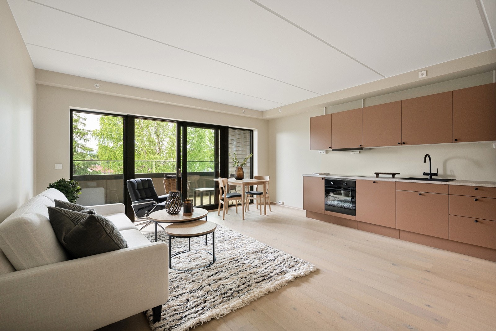 Privatmegleren ved Morten Liavaag har gleden av å presentere denne innflyttningsklare 2-roms leiligheten i Smiehagen med romslig, vestvendt balkong, heisadkomst og sentral beliggenhet. Galleribilde