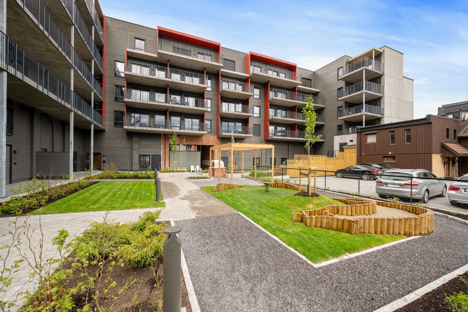 Sameiet kan by på et svært trivelig felles uteområde, hvor det mellom bygningene er etablert et hyggelig og sosialt atrium. Galleribilde