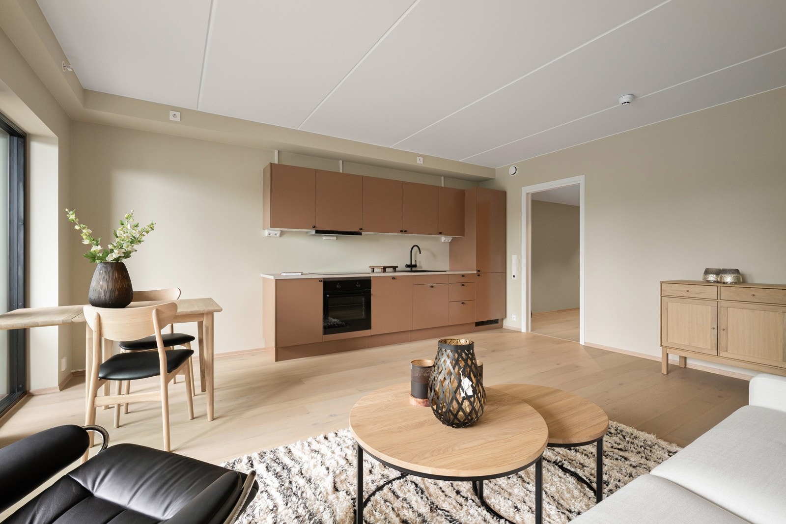 Gulvet er belagt med enstavs parkett, og veggene er malt i en dus kalkgrå tone som gir en moderne og behagelig bakgrunn for ulike interiørstiler. Galleribilde