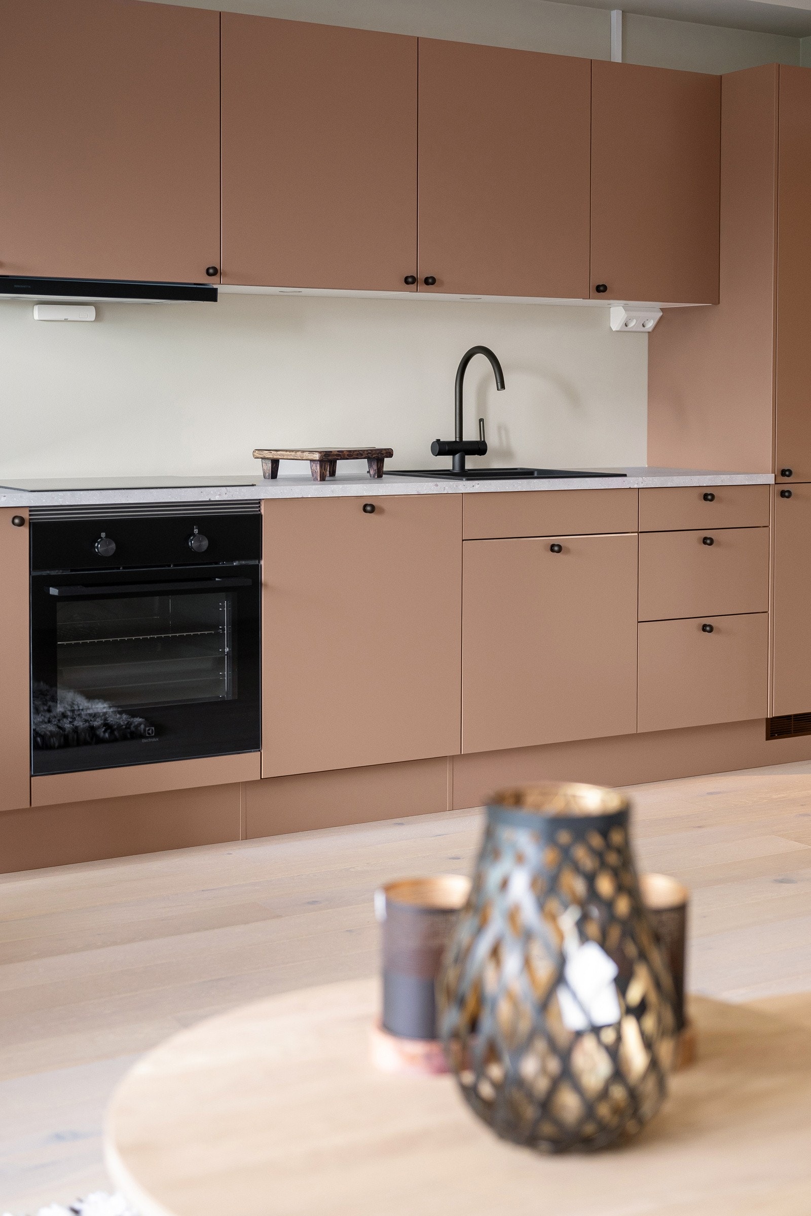 Med et samlet areal på ca. 25 kvm har rommet svært gode møbleringsmuligheter, og det er rikelig plass til både en komfortabel sofagruppe, spisebord og ønskelig tilleggsinnredning. Galleribilde