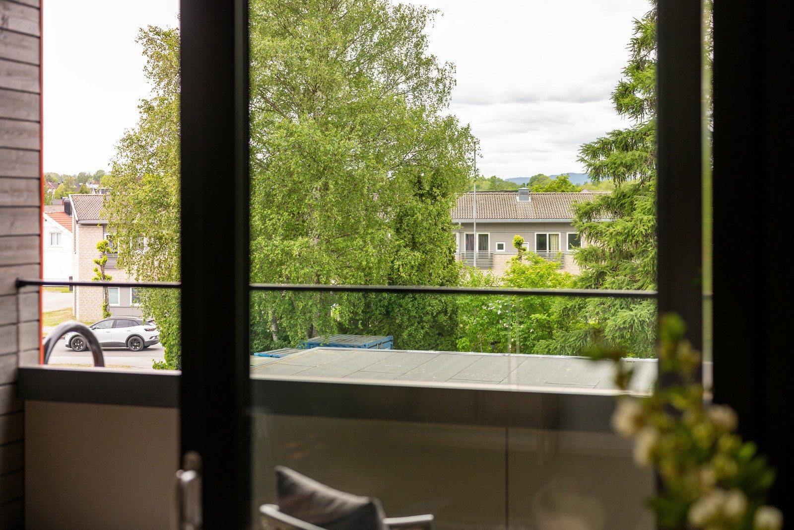 Store vindusflater gir rikelig dagslys og en åpen, luftig romfølelse. Galleribilde