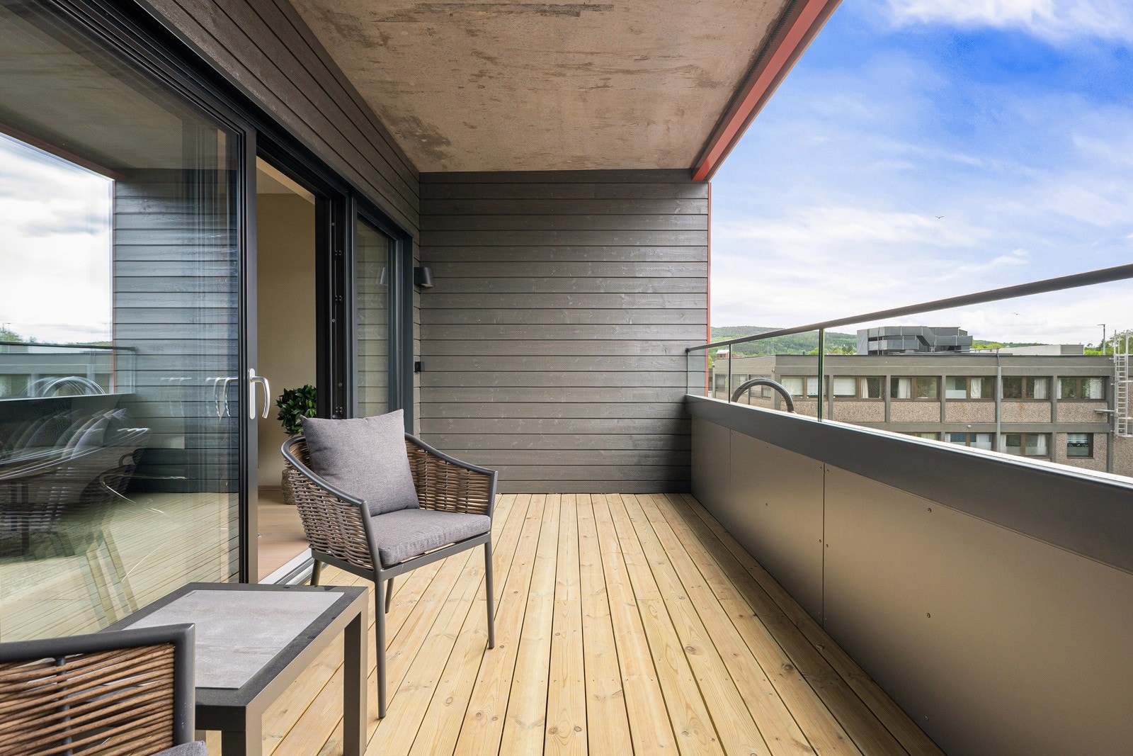 Leiligheten har i tillegg en koselig balkong på hele 10 kvm, som fungerer som en herlig forlengelse av stuen. Galleribilde