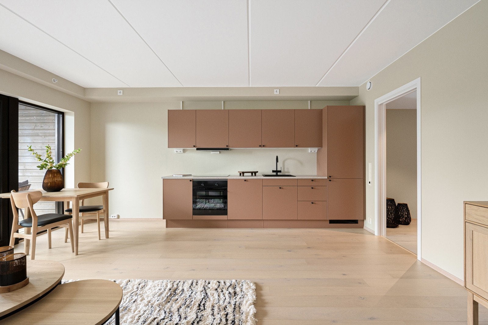 Kjøkkenet er levert av Sigdal og fremstår med en moderne og delikat fargepalett som harmonerer godt med boligens øvrige uttrykk. Galleribilde