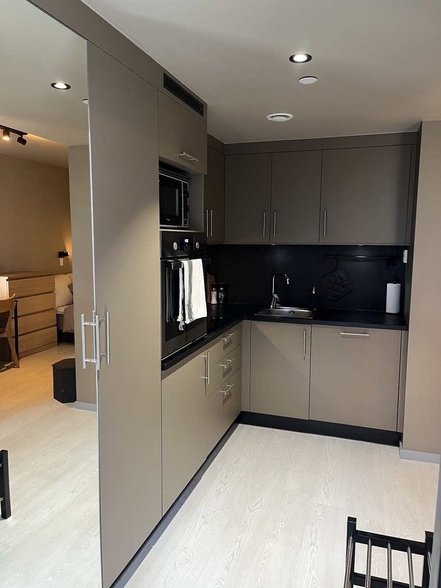 Moderne kjøkken med god plass Galleribilde