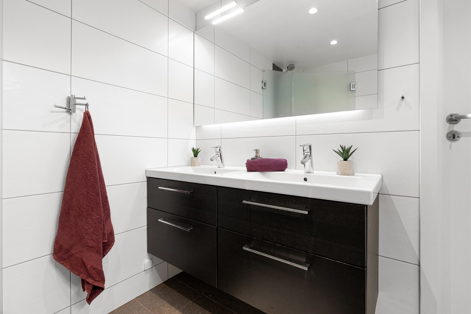 Flislagt bad med dusjhjørne, toalett og servant. God ventilasjon og gulvvarme. Galleribilde