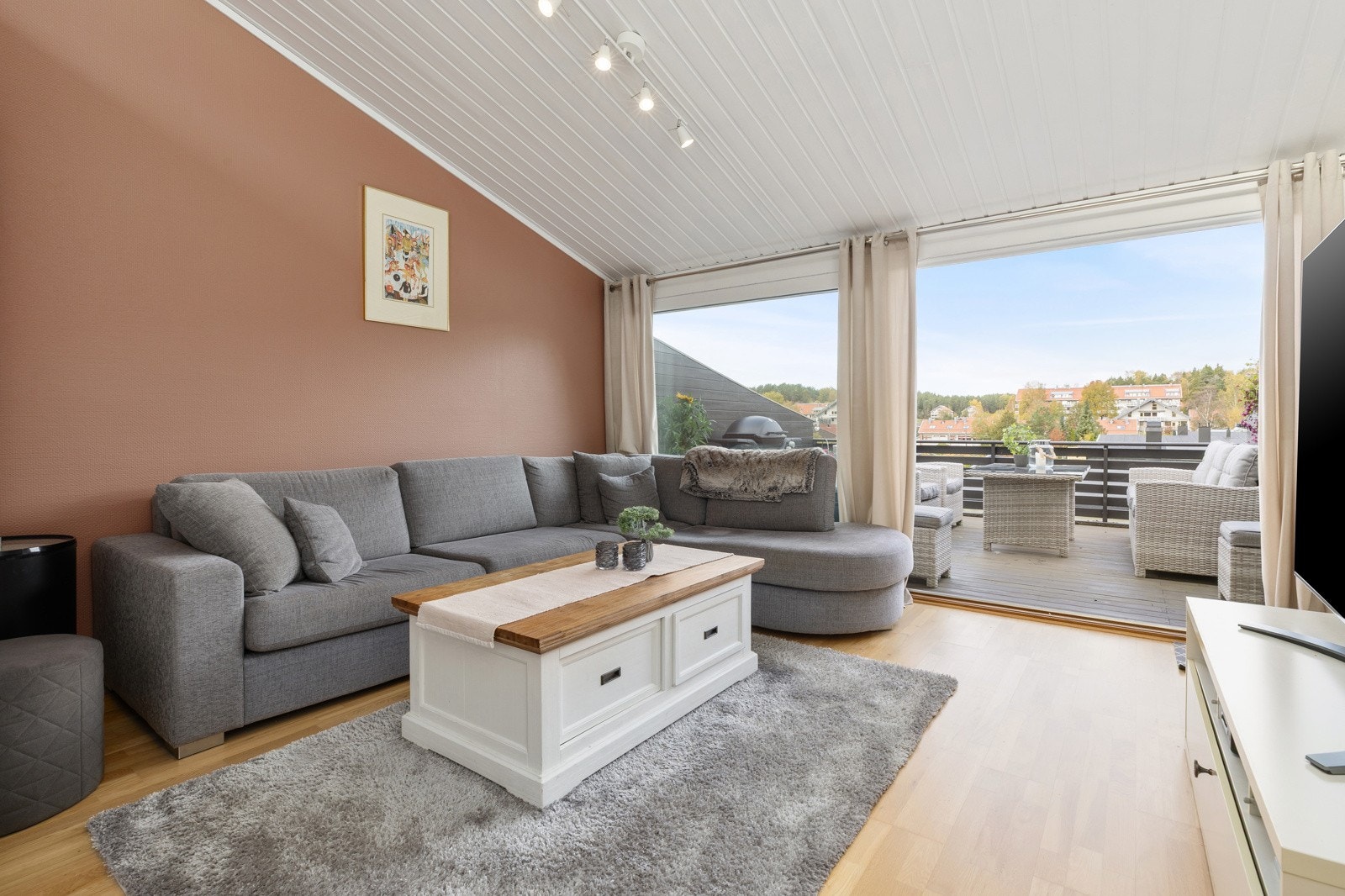 Åpen og luftig planløsning med fleksibel møblering. God plass til sofa og mediesone. Galleribilde