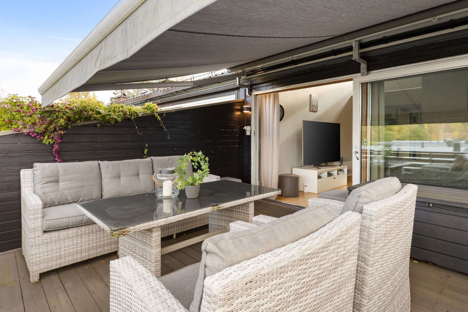 Stor takterrasse med gode solforhold og utsikt over nærområdet. Et perfekt sted for rolige morgener eller hyggelige sommerkvelder. Galleribilde