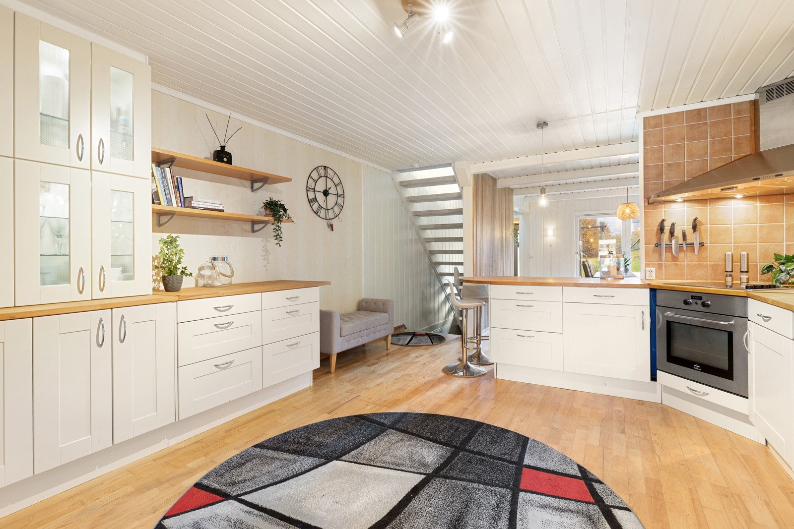 Praktisk løsning med plass til lite spisebord ved vinduet. Galleribilde