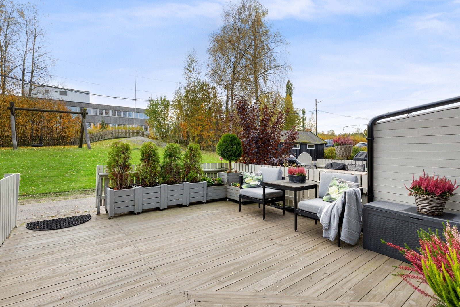 Skjermet uteområde med plass til liten sittegruppe - fint sted for morgenkaffen. Galleribilde